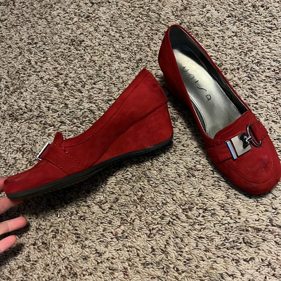 Unisa sz 8 red wedge office/business attire heels silver buckle - Picture 2 of 6